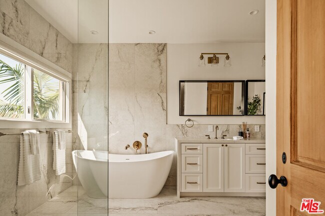 Building Photo - 3807 Vía Dolce