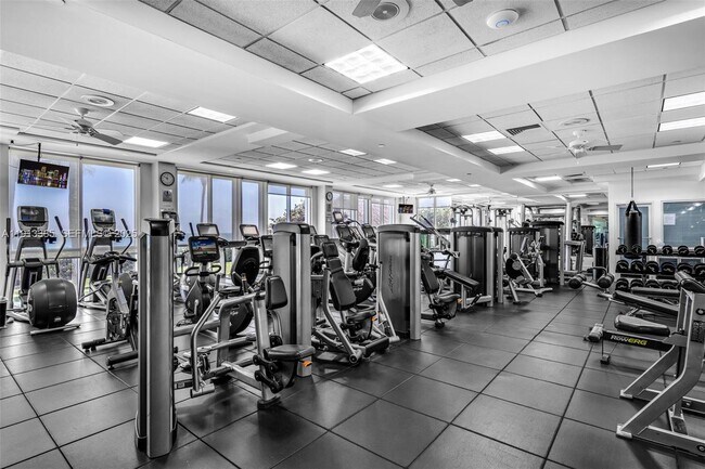 Building Photo - 16485 Collins Ave