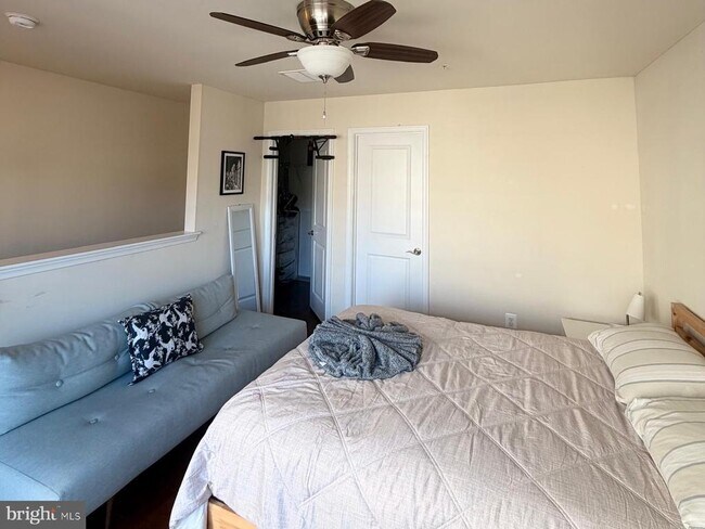 Building Photo - 81 Linden Pl