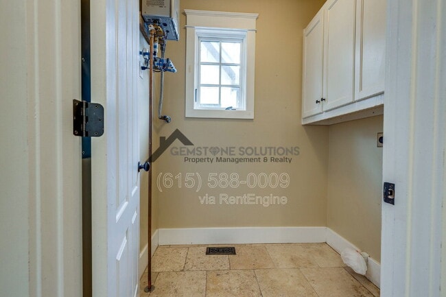 Building Photo - 210 38th Ave N