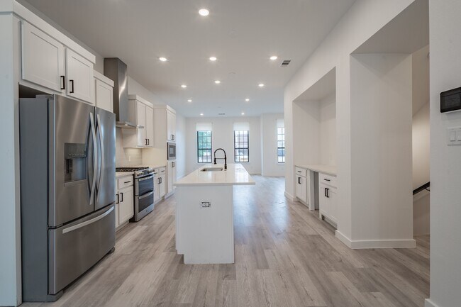 Building Photo - Gated Luxury Townhomes with yard + Roof Patio