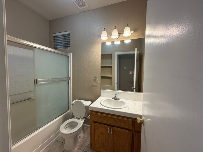 Building Photo - Single story home in Salida!