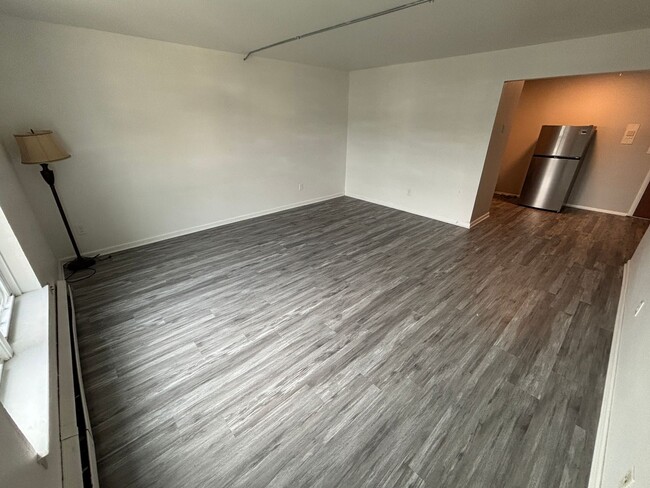 Building Photo - One bedroom/one bath apartment in Brown Deer