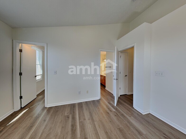 Building Photo - 1176 Tannic St