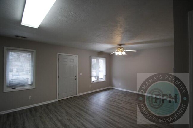 Building Photo - 2 Bed 1 Bath Home in Council Bluffs, IA