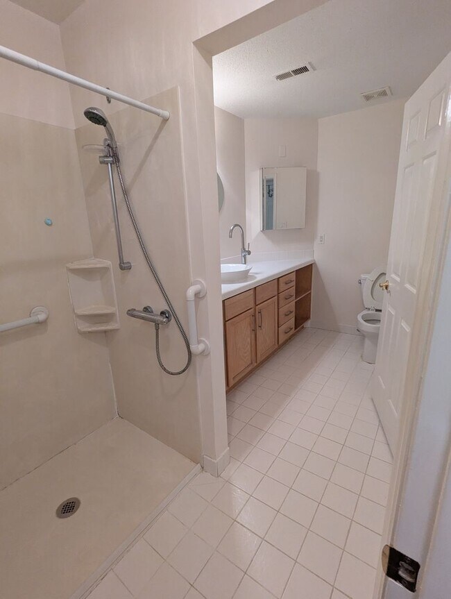 Building Photo - Beautiful townhouse with lakeside views, convenient to Chapel Hill and Durham!