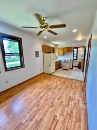 Building Photo - 207 Maple St
