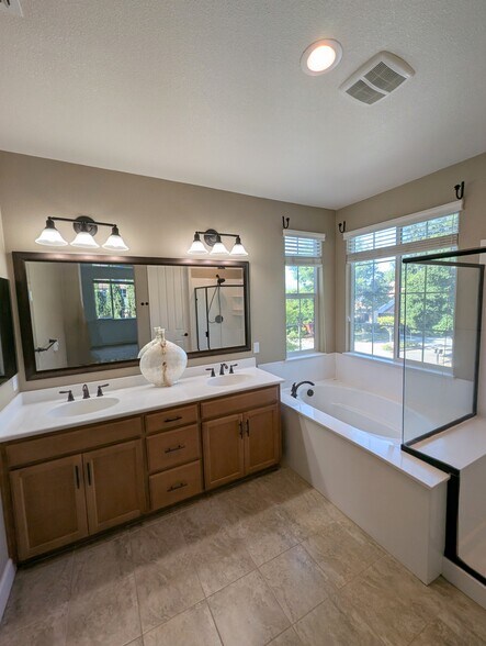 Main Bathroom - 15925 Piazza Way