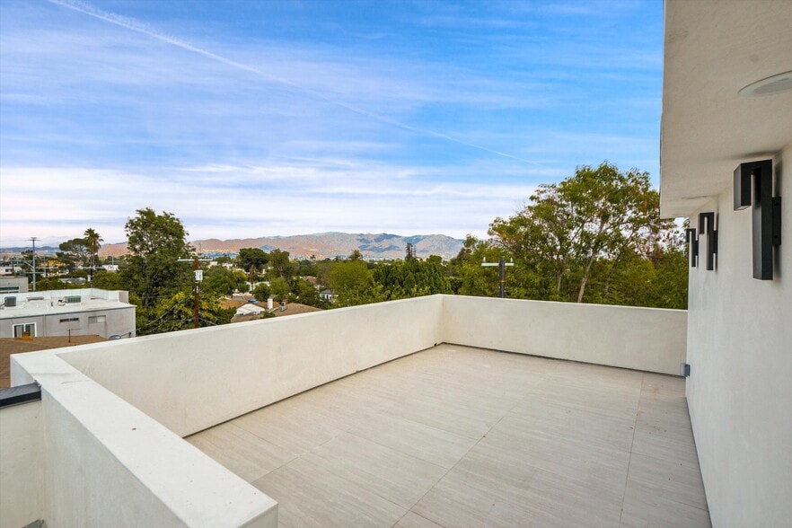 Building Photo - 5026 Cahuenga Blvd