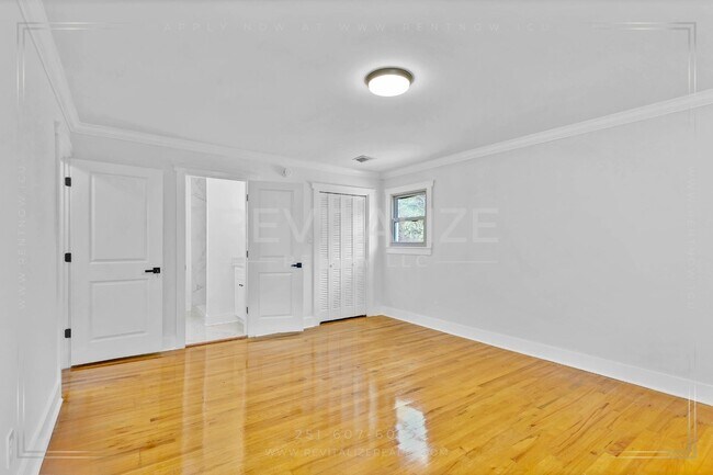 Building Photo - Newly Renovated 3 Bed / 2.5 Bath with Doub...