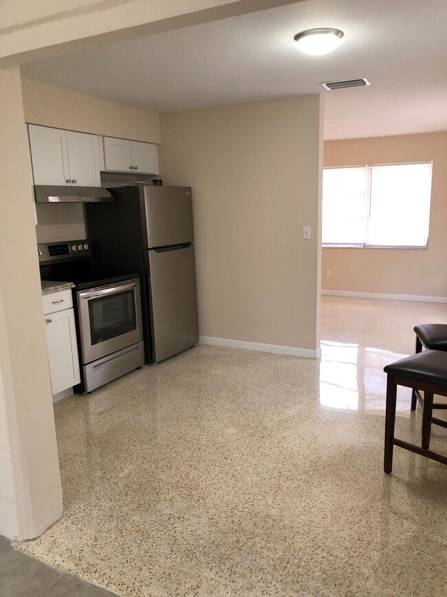 Building Photo - Quaint 2/1.5 bath home