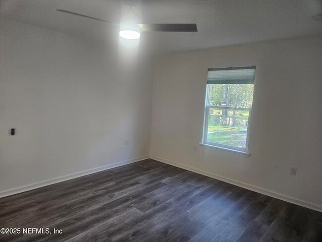 Building Photo - 840 W 10th St