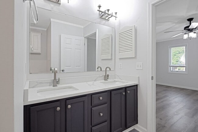 Building Photo - Spacious 5BR House on 2 acres in Chapin!