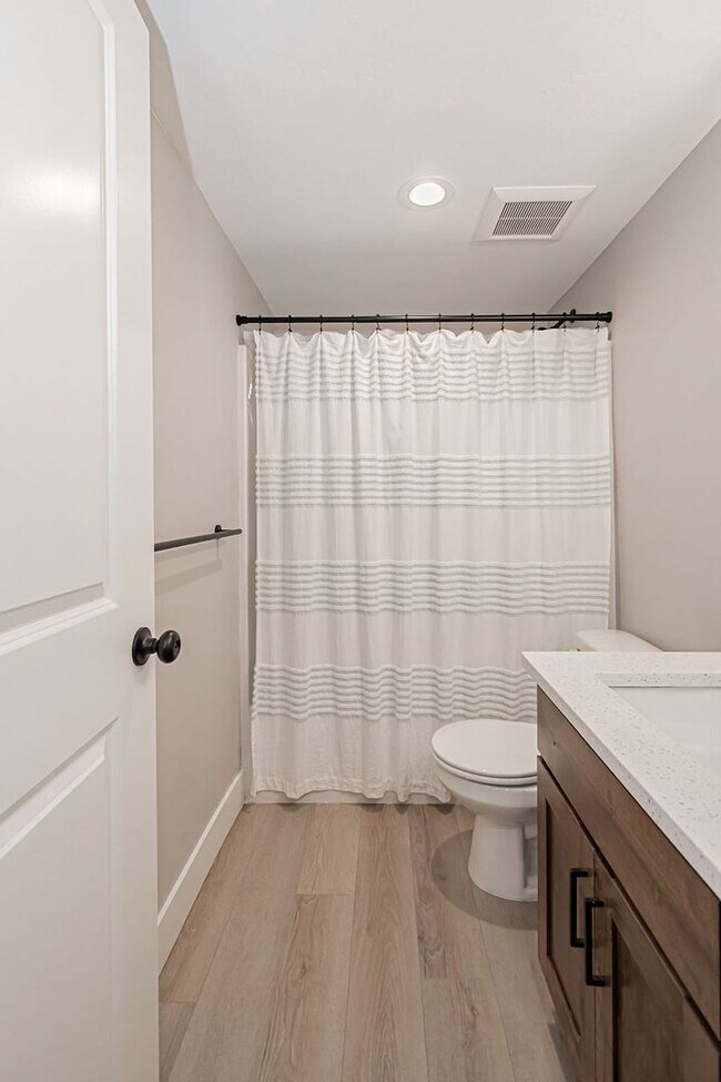 Building Photo - Fully Furnished Townhome – Utilities & WiF...