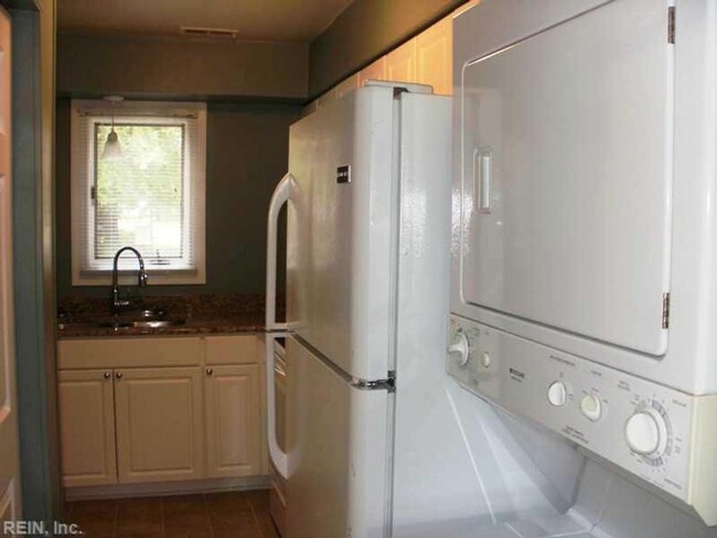 Building Photo - 2 BED / 1.5 BATH CONDO
