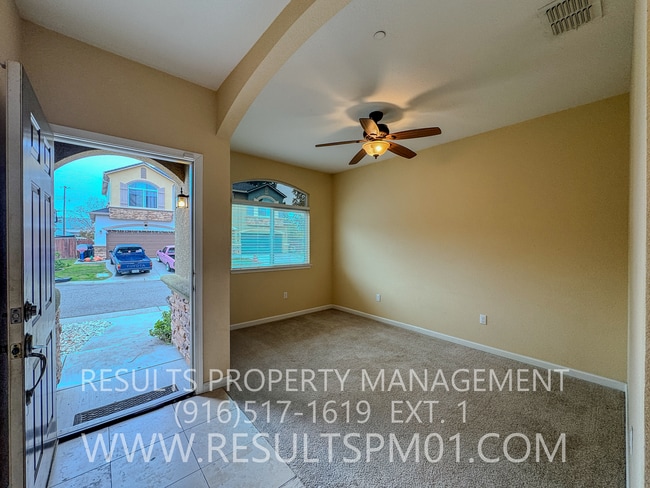 Building Photo - Stunning 3-bedroom, 3-bathroom