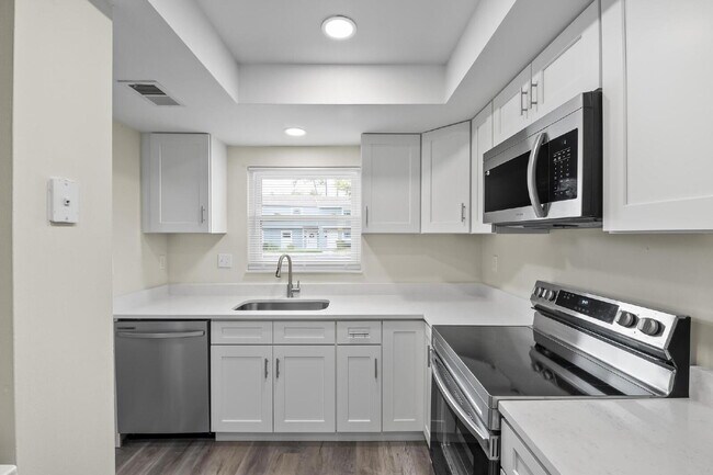 Building Photo - "Charming 2-Bed Townhouse with Modern Comf...