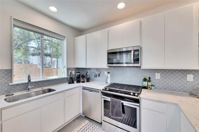 Building Photo - 814 N Bluff Dr