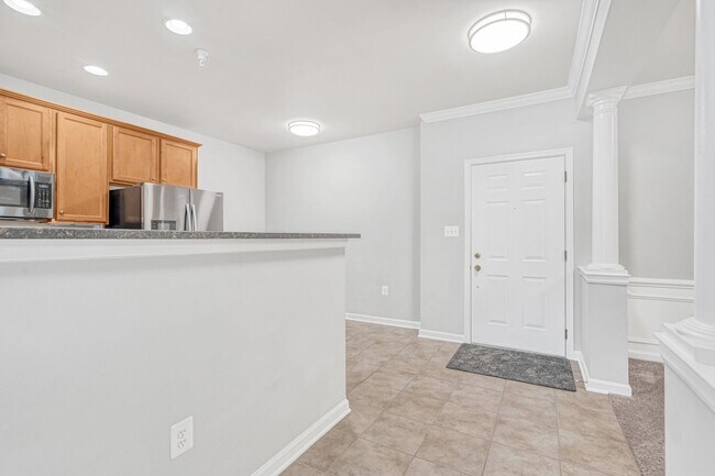 Building Photo - Great 2 Bedroom; 2 Bathroom condo in Manas...