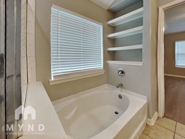 Building Photo - 7014 Crescent Moon Dr