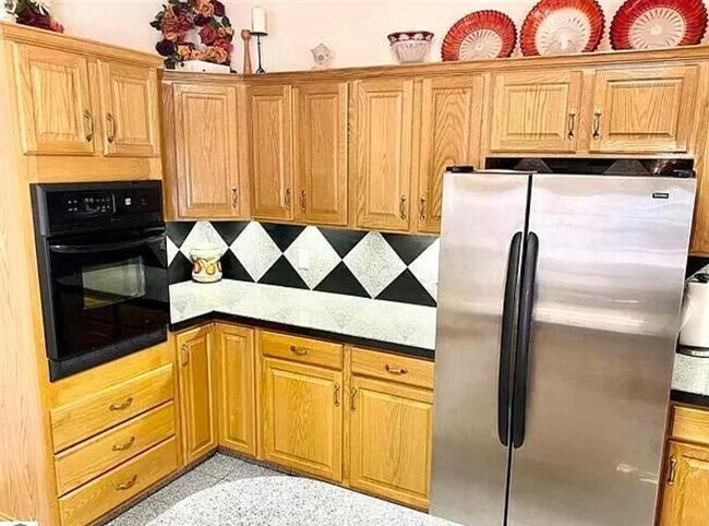 Building Photo - 1556 Shagbark St