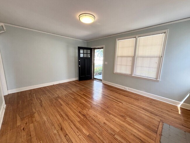 Building Photo - Cute Rosewood Bungalow