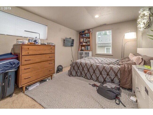 Building Photo - Charming 4-Bedroom Home Near UO Campus – Spacious, & Well-Maintained