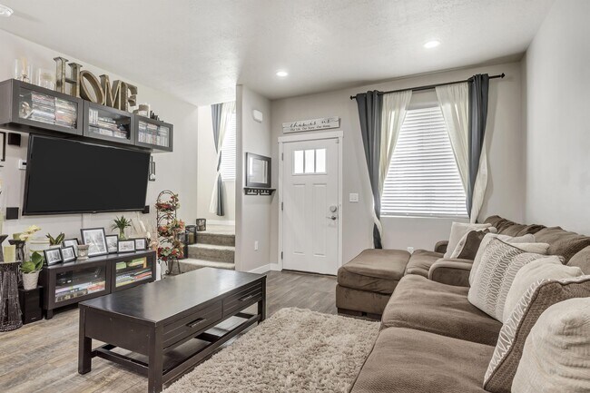 Building Photo - 1109 Emerald Pools Ln