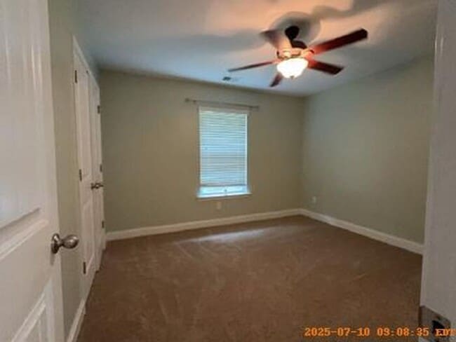 Building Photo - Lexington Living Oasis