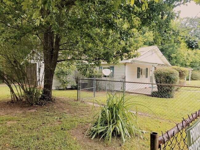 Building Photo - Country House on 1 Acre