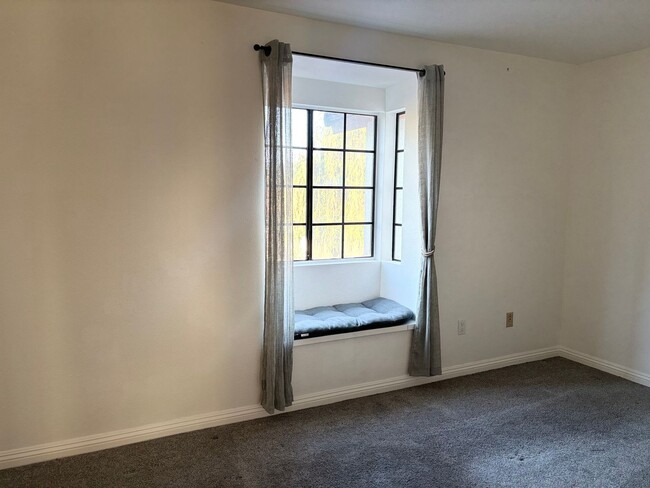 Building Photo - Spacious 3 bedrooms 3 full baths home in C...