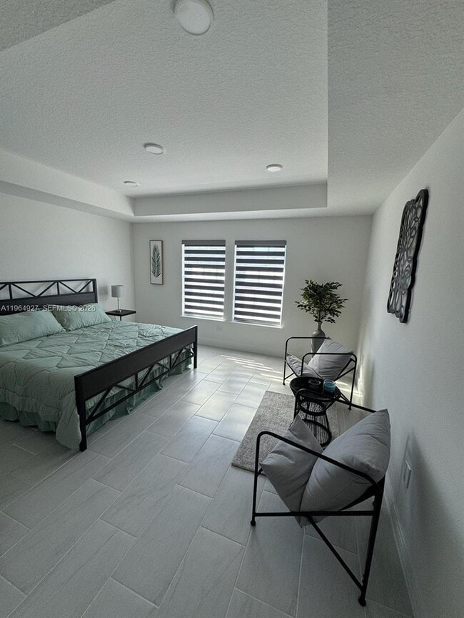 Building Photo - 649 N Lincoln St