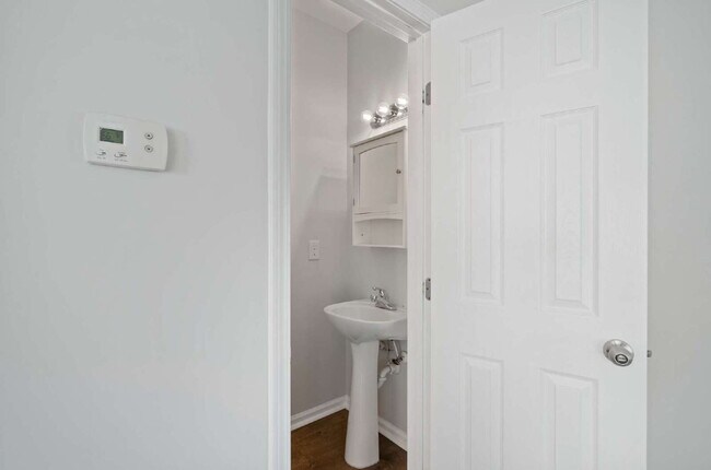 Building Photo - Spacious 3-Bed End-Unit Townhome in Durham