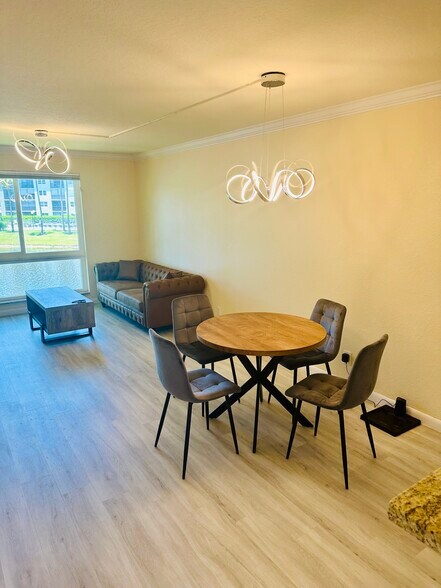 Building Photo - 2104 S Cypress Bend Dr