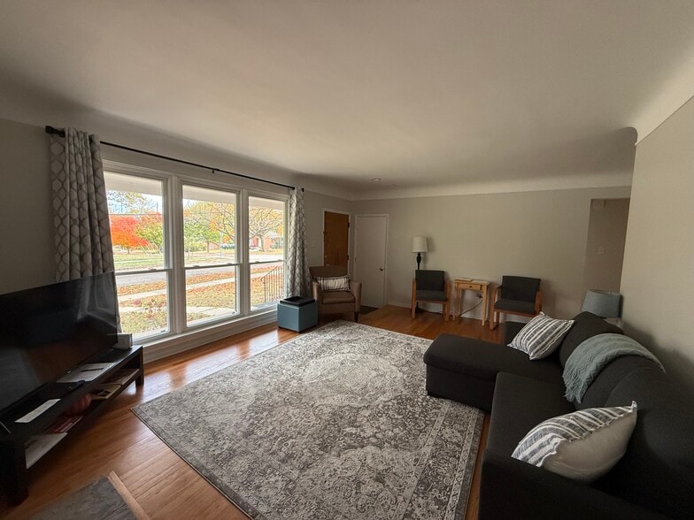 Building Photo - 2416 Medford Rd