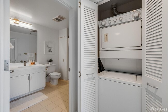 Building Photo - 260 King St