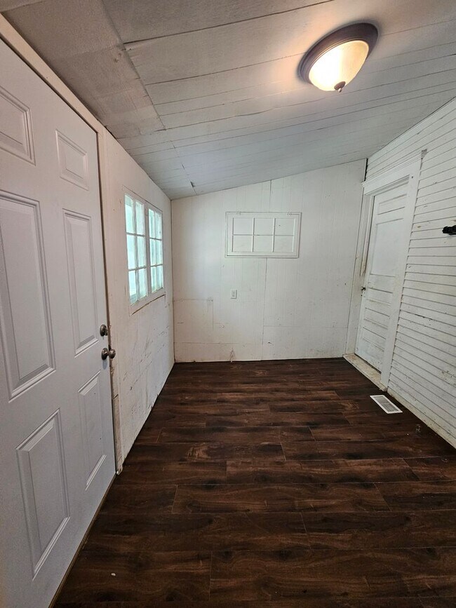 Building Photo - 2 bedroom | 1 Bathroom Home | Pets Welcome!