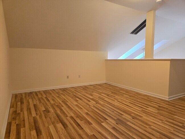Building Photo - 511 Elm St