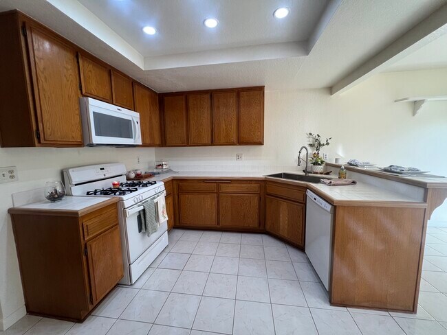 Building Photo - 827 El Paso Ct