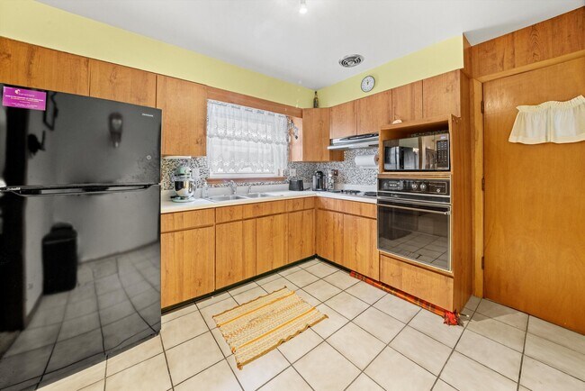 Building Photo - 8819 N Wisner St