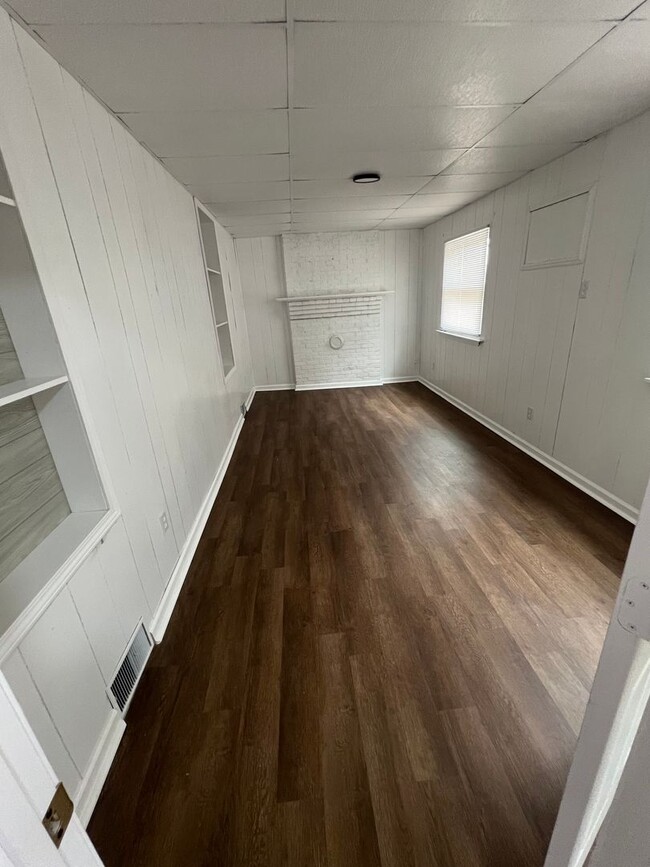 Building Photo - 3 bedroom, 1 bath house
