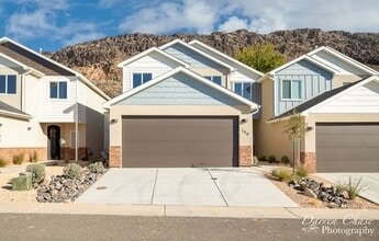 Building Photo - 4 bedroom, 2.5 bathroom townhome in Hurricane!