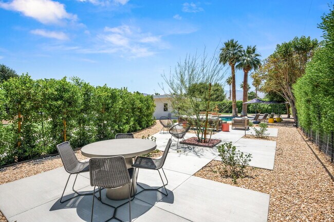 Building Photo - 43795 Acacia Dr