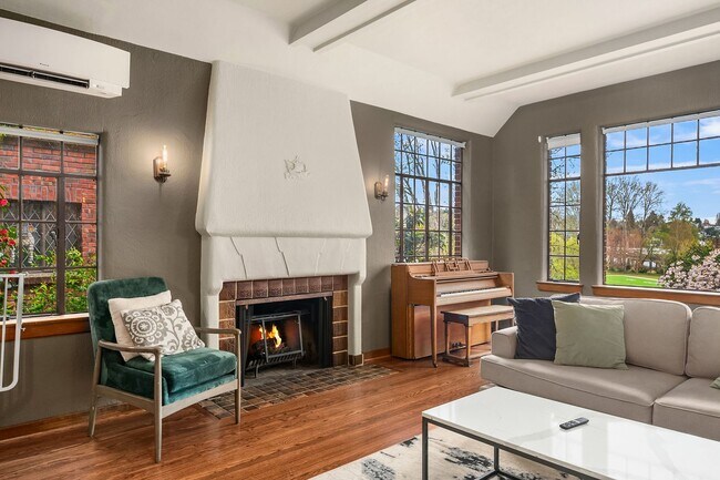 Building Photo - $2000 OFF 1 Months Rent with a Lease Start...