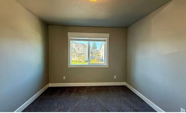 Building Photo - 1058 NE Regan Hill Loop