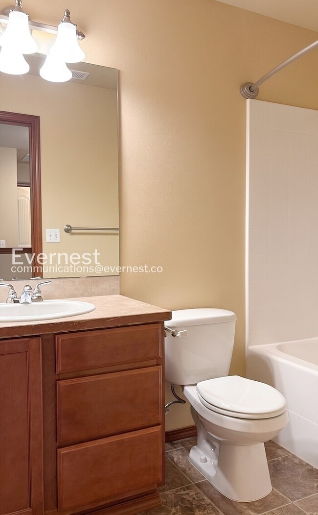Building Photo - 3 Bed, 2.5 Bath Home with Fenced Yard & Garage / Pet-Friendly / Vouchers Accepted / Available Now!