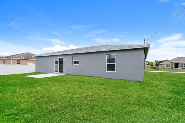 Building Photo - 1037 SW Sudder Ave