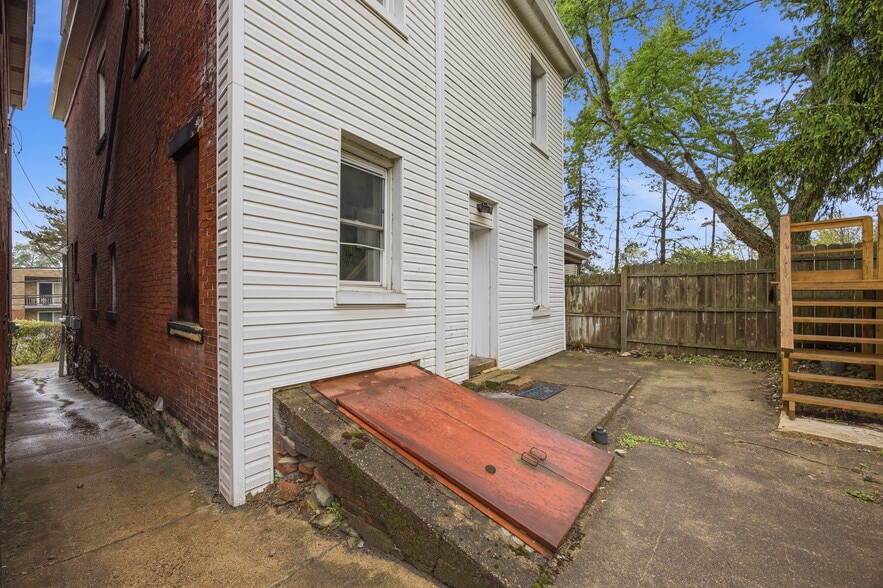 Building Photo - 141 Oneida St