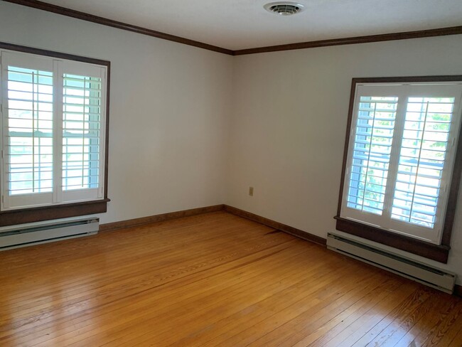 Building Photo - 2 Story Historic Home Near New London Academy