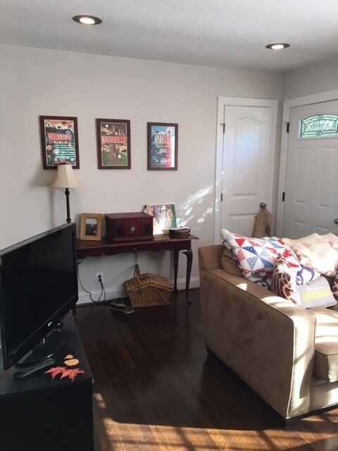 Building Photo - Charming Cottage in Sylvan Heights with Hardwood Floors, Granite Counter Tops, Fenced Yard, 2.5 M...